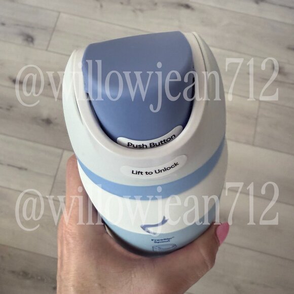 "Tied and True" Bow Owala - 32 oz Freesip - Limited Edition UO Color - Picture 6 of 9